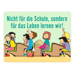 Schüler im Klassenzimmer Metallschild zum Thema Eigenverantwortung