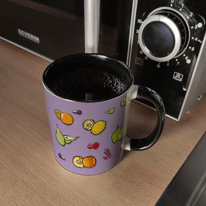 Kaffeebecher in lila zum Thema Obst mit verschiedenen Früchten
