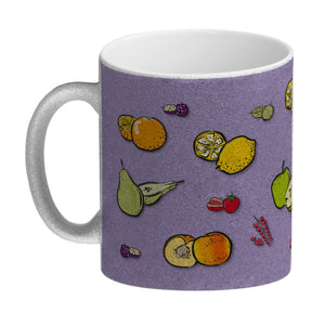 Kaffeebecher in lila zum Thema Obst mit verschiedenen Früchten