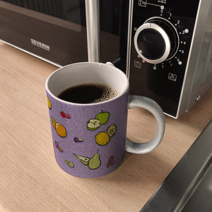 Kaffeebecher in lila zum Thema Obst mit verschiedenen Früchten