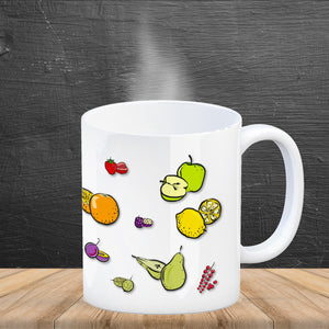 Kaffeebecher in lila zum Thema Obst mit verschiedenen Früchten