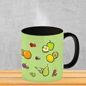 Kaffeebecher in lila zum Thema Obst mit verschiedenen Früchten