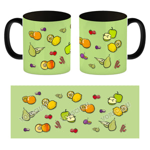 Kaffeebecher in lila zum Thema Obst mit verschiedenen Früchten
