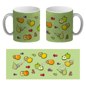 Kaffeebecher in lila zum Thema Obst mit verschiedenen Früchten