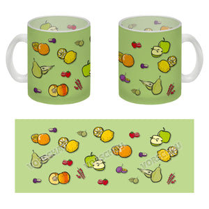 Kaffeebecher in lila zum Thema Obst mit verschiedenen Früchten