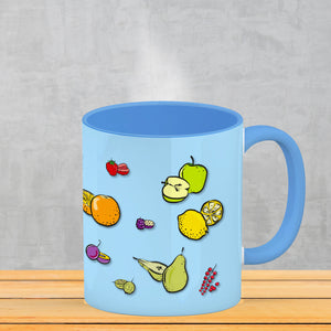 Kaffeebecher in lila zum Thema Obst mit verschiedenen Früchten