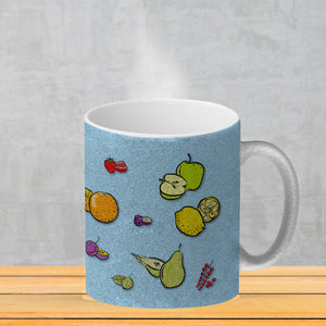 Kaffeebecher in lila zum Thema Obst mit verschiedenen Früchten