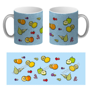 Kaffeebecher in lila zum Thema Obst mit verschiedenen Früchten