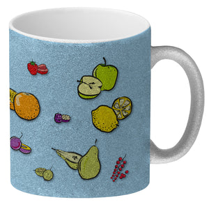 Kaffeebecher in lila zum Thema Obst mit verschiedenen Früchten