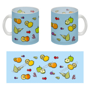 Kaffeebecher in lila zum Thema Obst mit verschiedenen Früchten