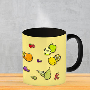 Kaffeebecher in lila zum Thema Obst mit verschiedenen Früchten