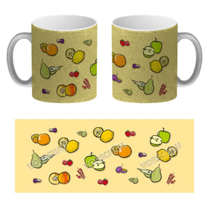 Kaffeebecher in lila zum Thema Obst mit verschiedenen Früchten