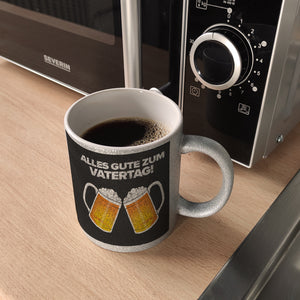 Alles gute zum Vatertag Kaffeebecher mit prostenden Bierkrügen