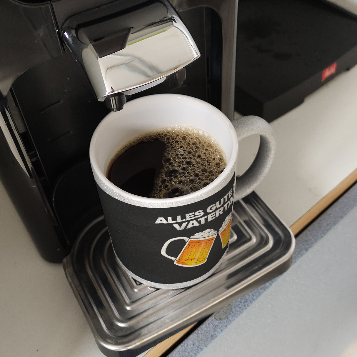 Alles gute zum Vatertag Kaffeebecher mit prostenden Bierkrügen