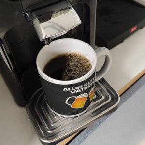 Alles gute zum Vatertag Kaffeebecher mit prostenden Bierkrügen