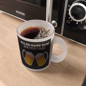 Alles gute zum Vatertag Kaffeebecher mit prostenden Bierkrügen