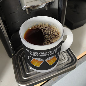 Alles gute zum Vatertag Kaffeebecher mit prostenden Bierkrügen