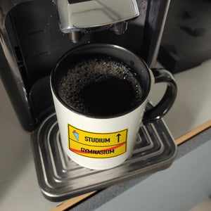 Studium Ortsschild Kaffeebecher zum Studienbeginn