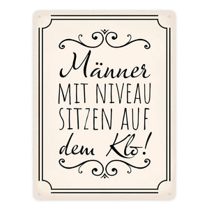 Männer mit Niveau sitzen auf dem Klo Metallschild in beige für die Toilette