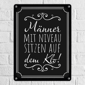 Männer mit Niveau sitzen auf dem Klo Metallschild in beige für die Toilette