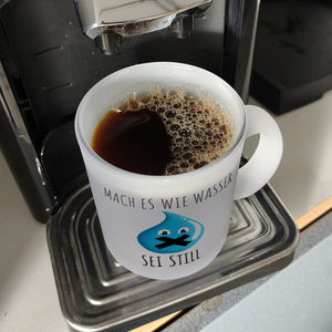 Mach es wie Wasser sei still witziger Kaffeebecher