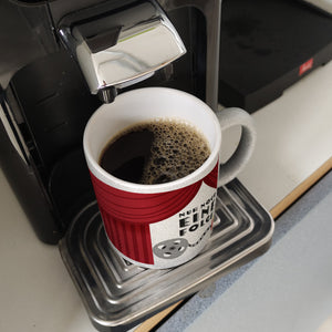 Nur noch eine Folge Kaffeebecher für Serienjunkies