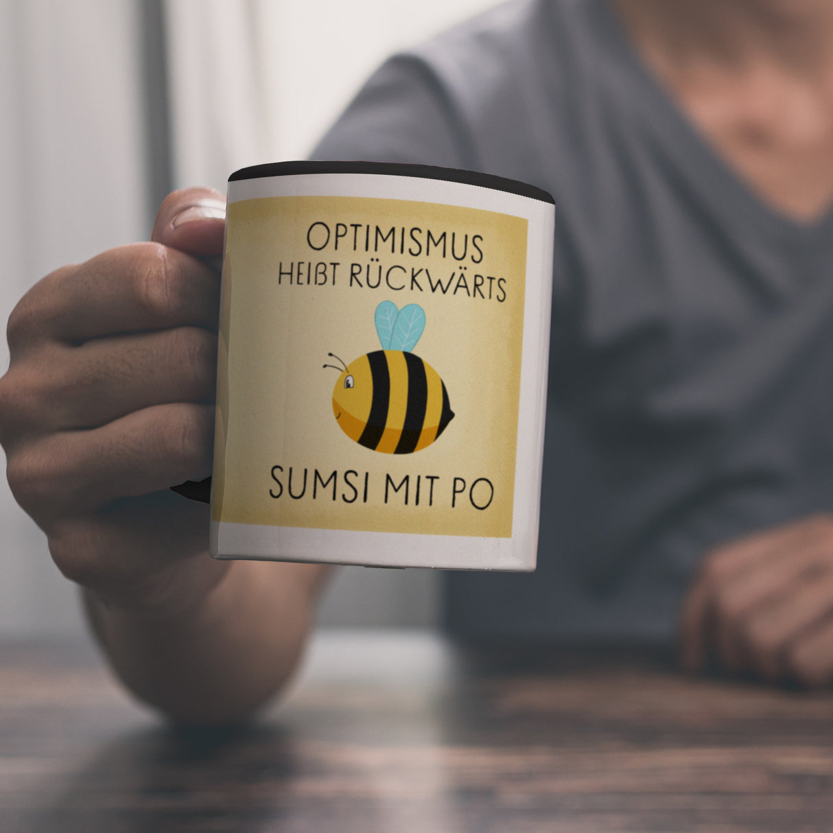 Optimismus heißt rückwärts Sumsi mit Po Biene Kaffeebecher mit Spruch