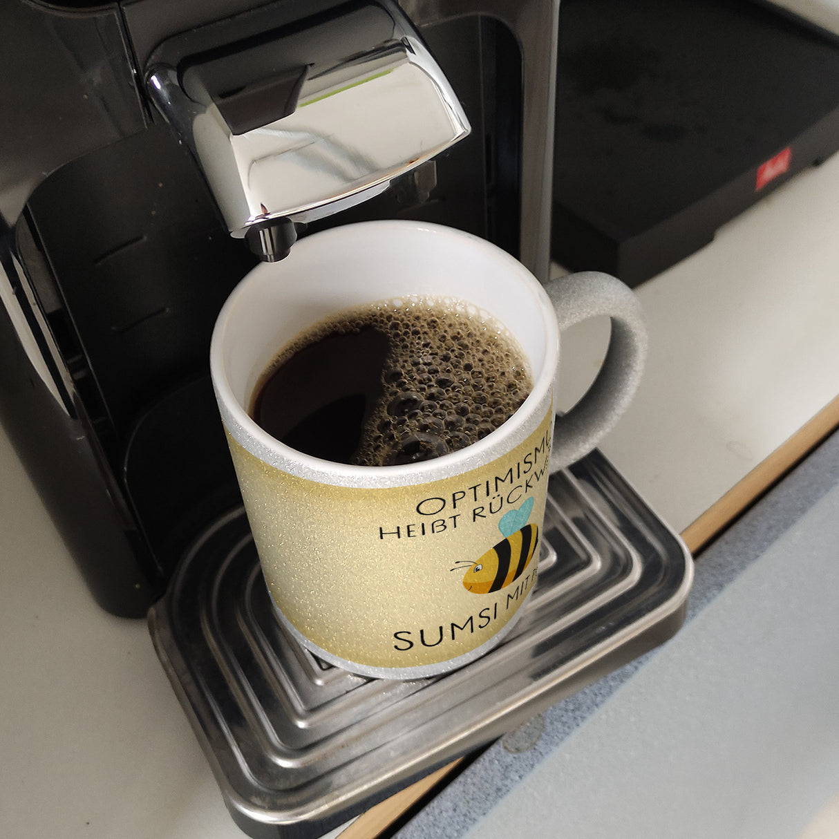 Optimismus heißt rückwärts Sumsi mit Po Biene Kaffeebecher mit Spruch