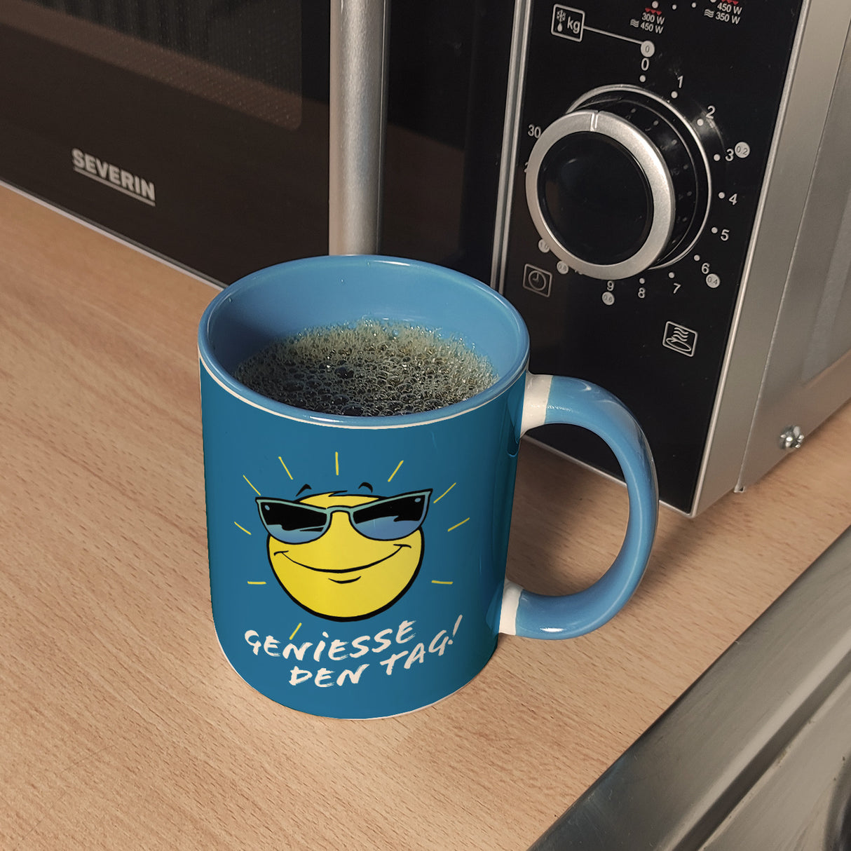 Geniesse den Tag! Kaffeebecher mit strahlender Sonne
