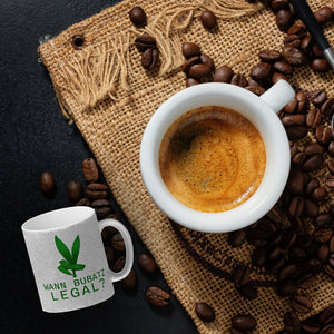 Wann Bubatz legal Kaffeebecher mit Graspflanze