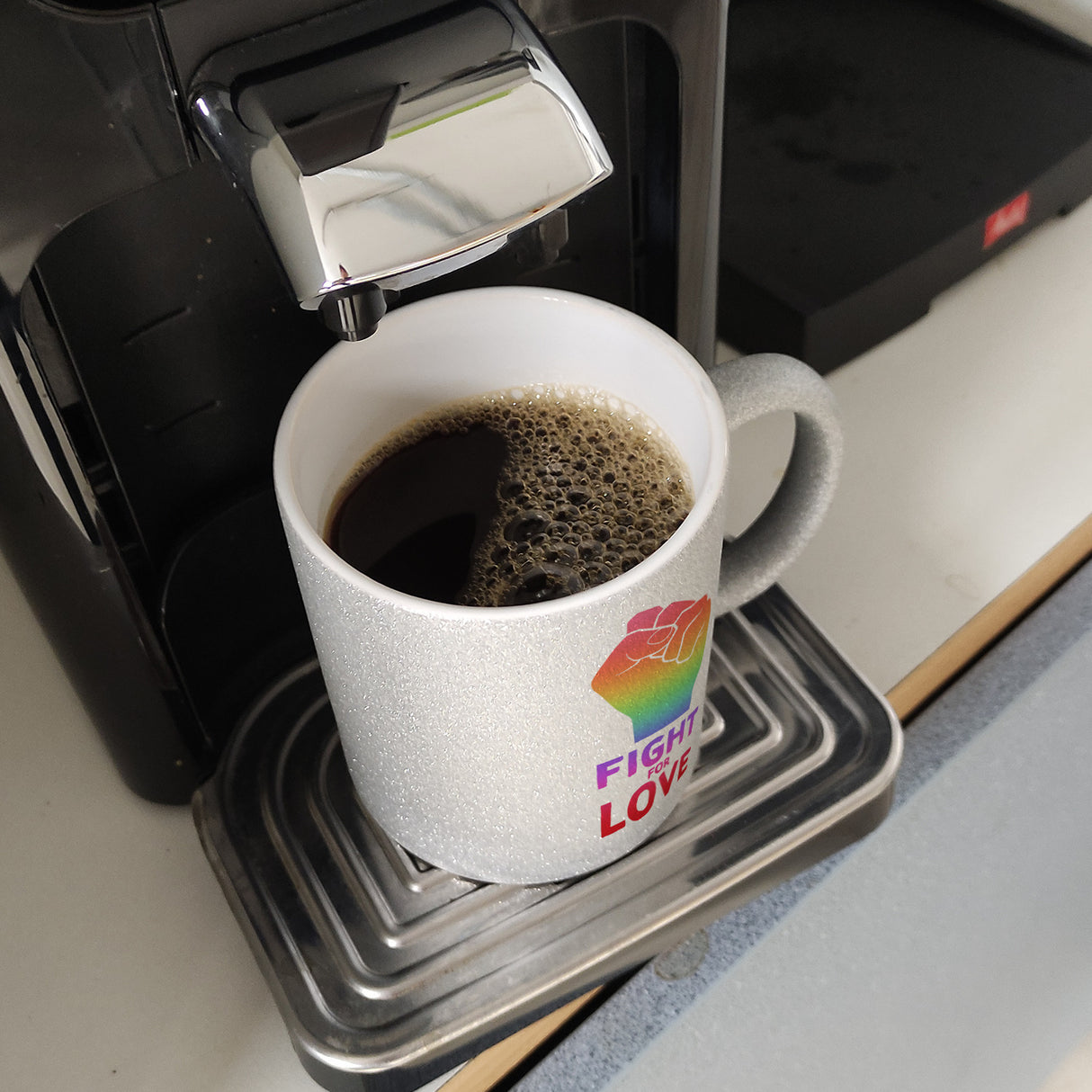 Fight for Love Kaffeebecher mit Faust in Regenbogenfarben