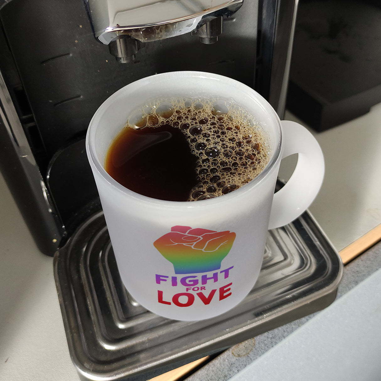 Fight for Love Kaffeebecher mit Faust in Regenbogenfarben