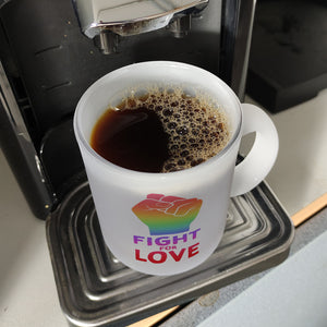 Fight for Love Kaffeebecher mit Faust in Regenbogenfarben