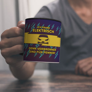 Ich fahre elektrisch, denn Verbrenner sind für Penner Kaffeebecher