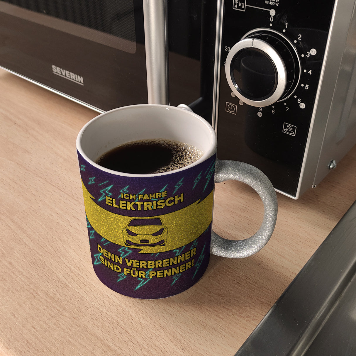 Ich fahre elektrisch, denn Verbrenner sind für Penner Kaffeebecher