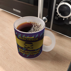 Ich fahre elektrisch, denn Verbrenner sind für Penner Kaffeebecher