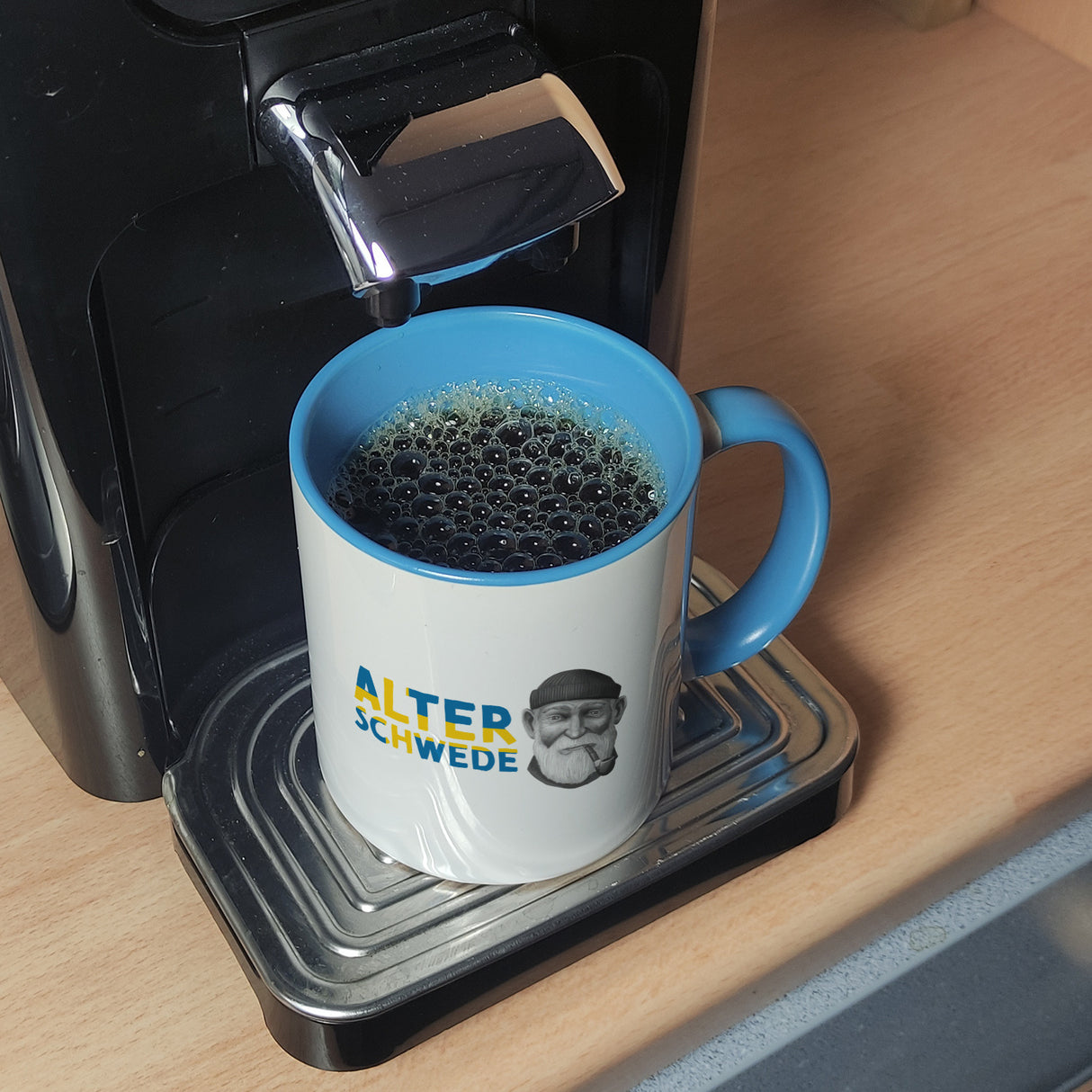 Alter Schwede Kaffeebecher in den Landesfarben Schwedens