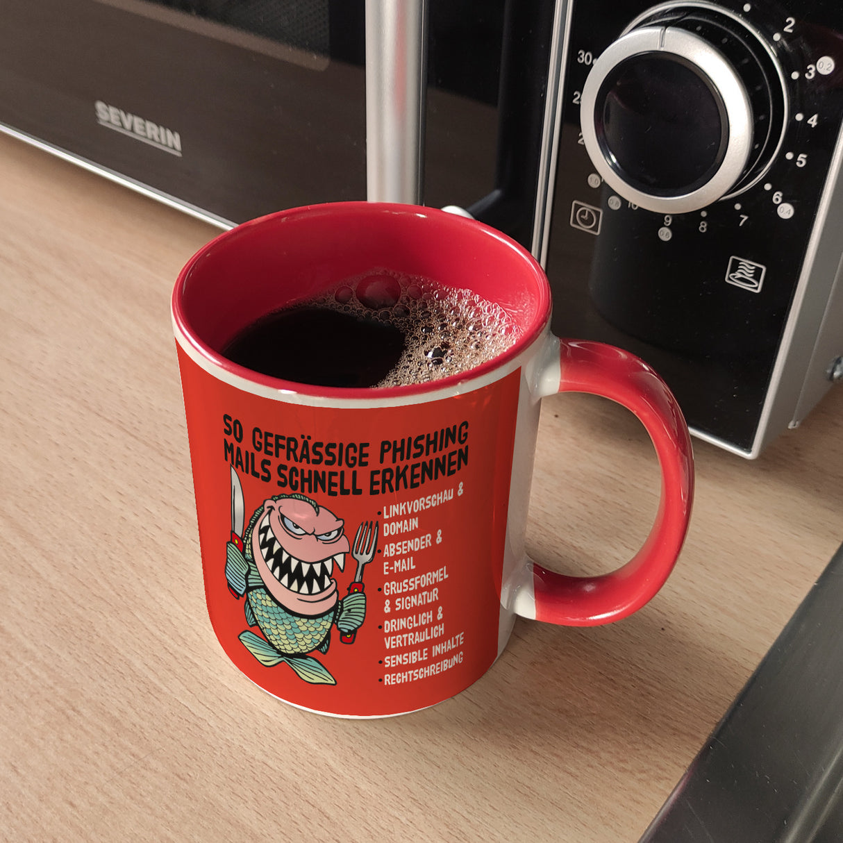 Kaffeebecher zum Thema Phishing Mails erkennen mit Fisch Motiv