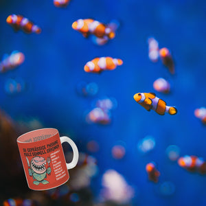 Kaffeebecher zum Thema Phishing Mails erkennen mit Fisch Motiv