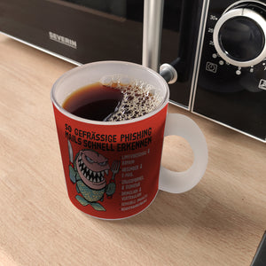 Kaffeebecher zum Thema Phishing Mails erkennen mit Fisch Motiv