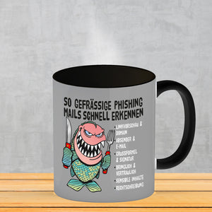 Kaffeebecher zum Thema Phishing Mails erkennen mit Fisch Motiv
