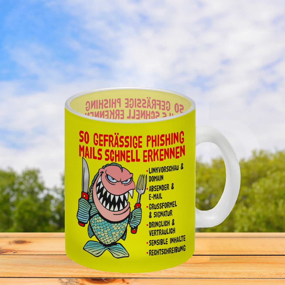Kaffeebecher zum Thema Phishing Mails erkennen mit Fisch Motiv
