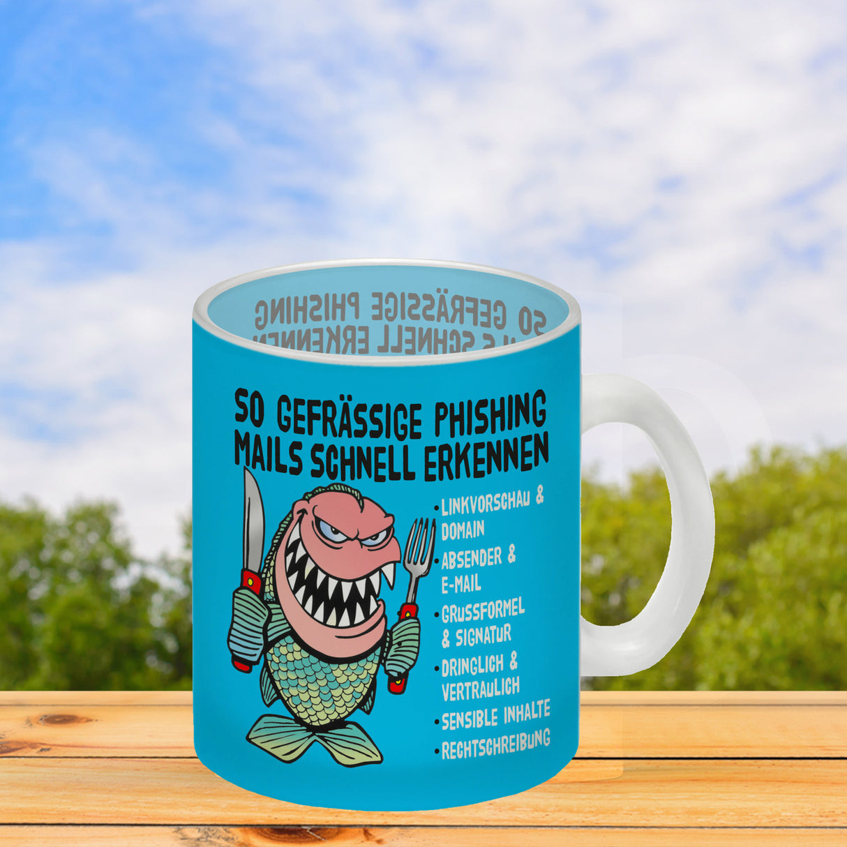 Kaffeebecher zum Thema Phishing Mails erkennen mit Fisch Motiv
