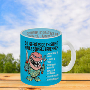 Kaffeebecher zum Thema Phishing Mails erkennen mit Fisch Motiv