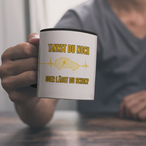 Tankst du noch oder lädst du schon Kaffeebecher mit Elektroauto
