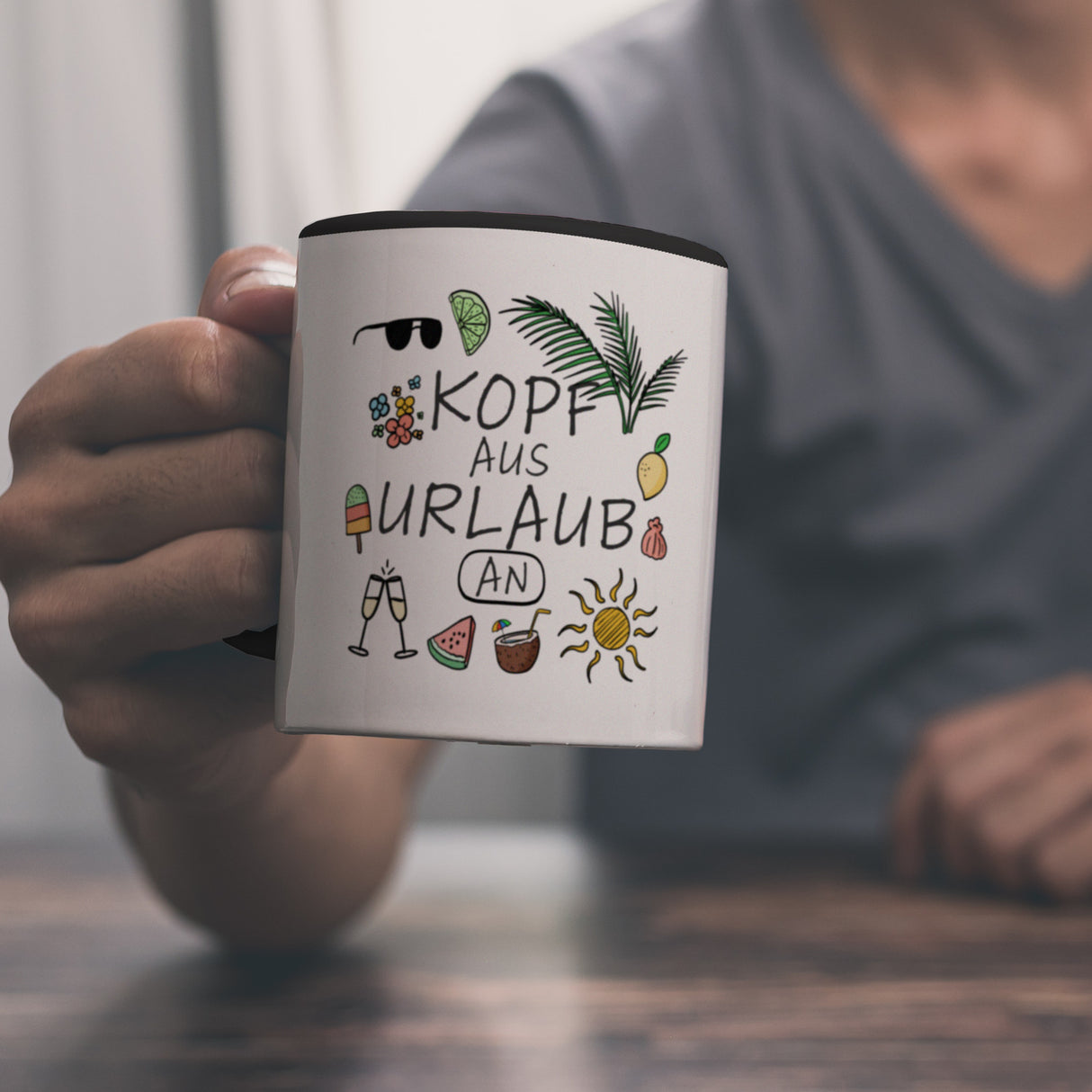 Kopf aus Urlaub an Kaffeebecher für den Sommer