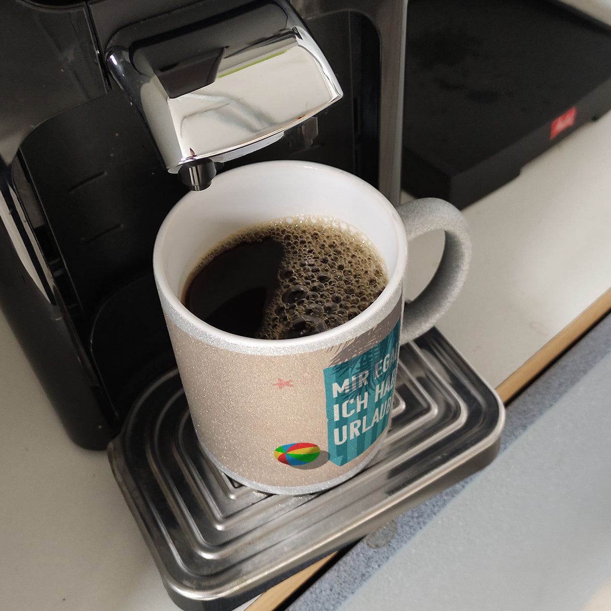 Mir egal ich hab Urlaub Kaffeebecher mit Strandmotiv