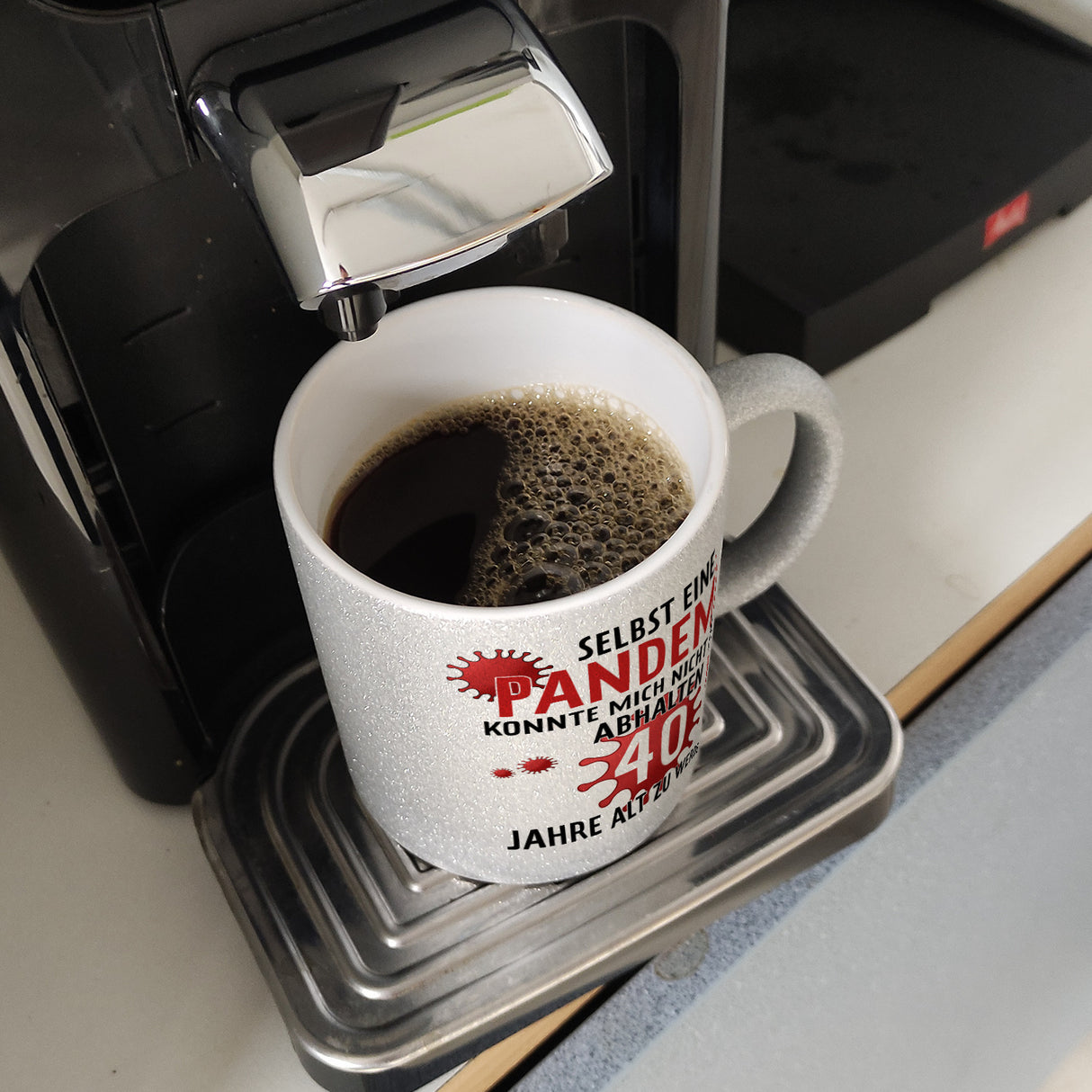 Witziger Kaffeebecher für den 40. Geburtstag mit Motiv: Pandemie