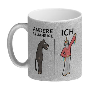 Witziger Kaffeebecher für den 44. Geburtstag mit Motiv: Andere und ich