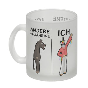 Witziger Kaffeebecher für den 44. Geburtstag mit Motiv: Andere und ich